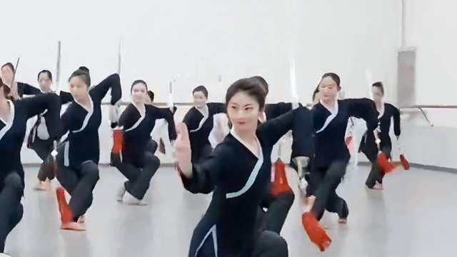 “研剑习舞”圆满落幕啦！ 超级感谢张军老师的悉心指导，结课视频剪了个小片段出来，有点糊，大家将就看一