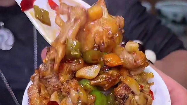 超级好吃的砂煲粥，有种辣味的内热，包含的热量直冲天灵盖，而且还不胖人#人气爆棚 #美食探店 #周末去