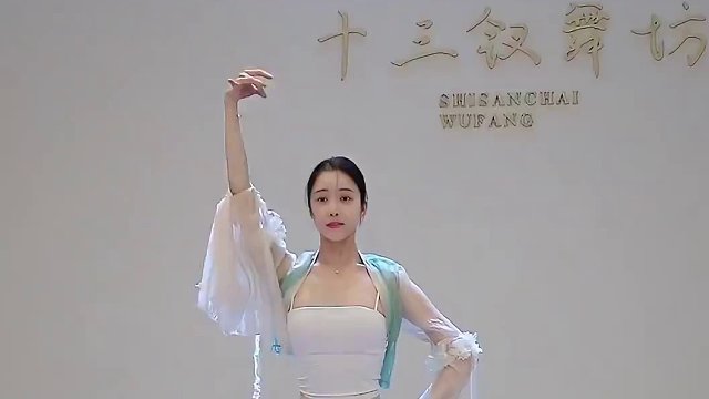 《身骑白马》 银鞍照白马，飒沓如流星☄️ 原创：娅楠老师
#身骑白马舞蹈 #翻跳 #身骑白马 #国风