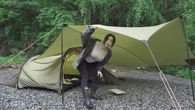 【无限露营】速掏！大雨中独自在小防水布下露营 #露营 #雨中露营 #asmr助眠视频 #解压 #助眠