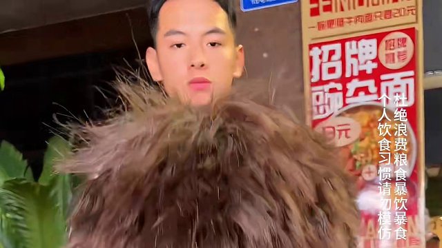 小伙和妈妈来重庆旅游顺便挑战5两豌杂面！#这一碗好过瘾 #好吃到停不下来