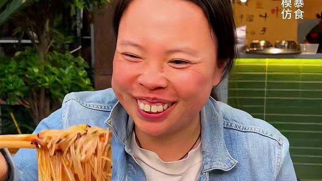 超紧张的姐姐挑战辣得笑米线，居然没被辣到？