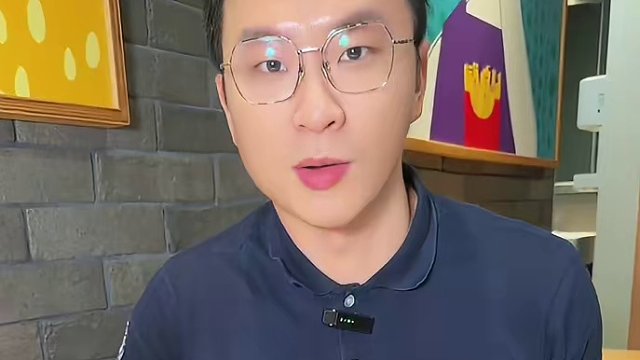 麦当劳的痛快吃鸡三人餐又来啦，朋友小聚吃起来#是麦人就痛快吃鸡 #一餐吃尽经典好麦 #被麦当劳硬控的