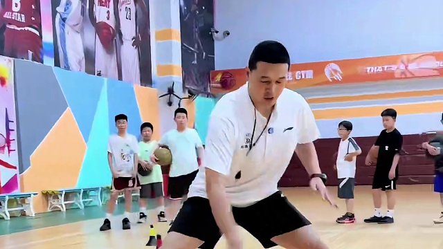 #篮球 #日常训练 #一分钟干货教学 
行进间球性强化结合终结
｜宽姿态V字运球上篮
｜V字运球变向