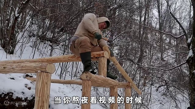 自带庭院，搭建在山坡上的石头庇护所 只依靠一把锯子，就搭建出全石头结构庇护所#数码宝贝   #未被选