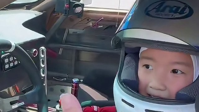 沉浸式漂移,第一次玩卫星漂移爸爸开始喊我大哥了#漂移 #是时候展现真正的技术了 #爸爸带娃