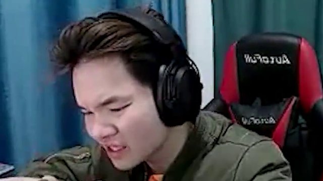 游戏主播可以多双标？扣脚样：你跑什么呀？过来一打四啊？