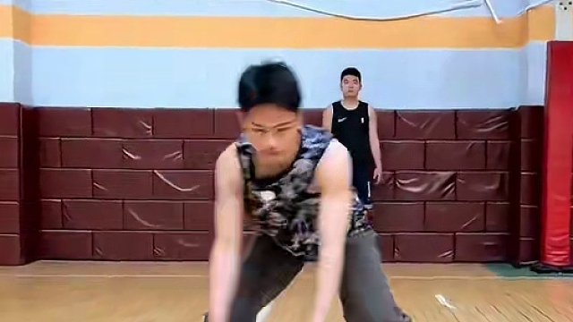 #篮球 #日常训练 #一分钟干货教学 
宽姿态刺步运球强化系列
｜同步炸球左右刺步往前
｜左右摇摆重