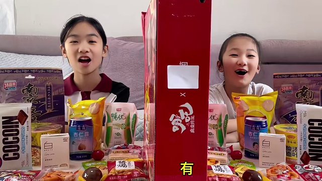 零食默契大作战，两个人的默契度简直“爆表”差点就吃了寂寞#搞笑 #挑战 #零食 