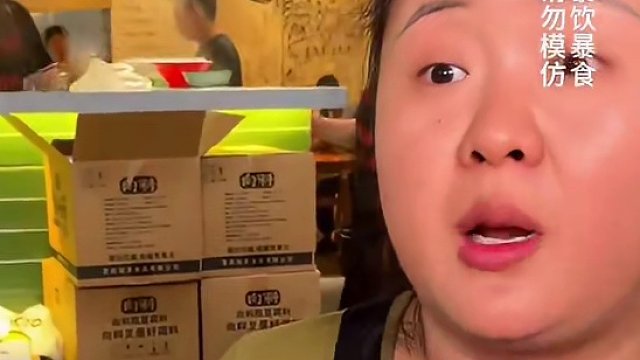 1米7美女网红博主挑战2斤小面，太牛了！