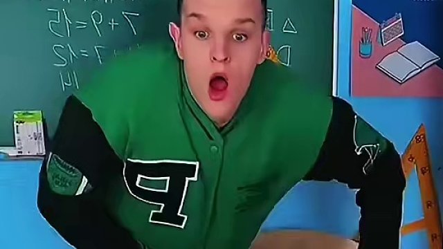 假装用胶水把美甲粘住，同学看后直接蒙圈了！ #看一遍笑一遍 #老外真会玩 #整蛊玩具 #反转剧情 #