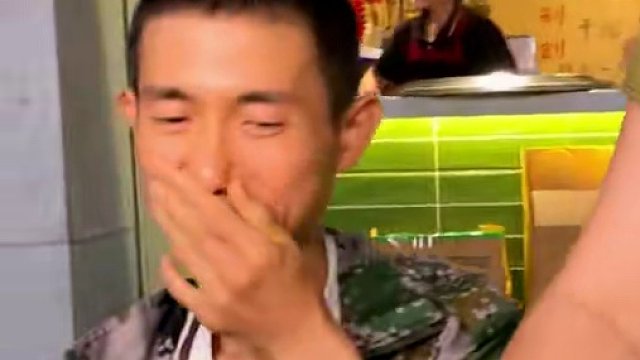 长沙神人刘大哥连续挑战3个辣度，直接辣得飞！