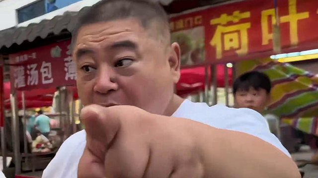 大叔吃霸王餐从来不给钱 竟成了摊主们的团宠