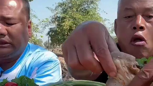 泰国老马 美味大肠头吃着是真心的香呀#泰国主播吃美食视频 #妈呀太香了 #咀嚼音解