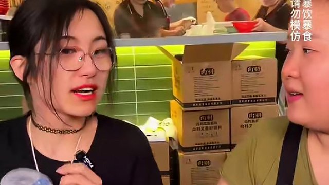 1米7美女网红挑战2斤小面，这么瘦的美女怎么这么能吃啊！