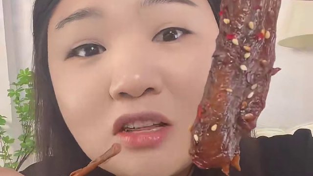 大爆款香辣鸭翅，一包分量满满的7-10根左右，吃起来干香干香的太好吃了！#鸭翅