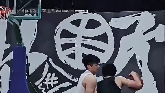 #篮球防守 #篮球  相比于进攻，现在防守能更容易的激起我打球的激情