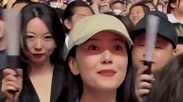 苏有朋北京演唱会 "#苏有朋 北京演唱会现场，#高圆圆 容嬷嬷 #阿离，都到现场，满满的回忆呀，你还