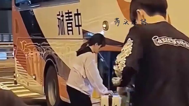 看莎宝笑的多开心啊，和粉丝还打招呼，邱指全程陪着太暖了，莎莎大头好好休息吧。#孙颖莎