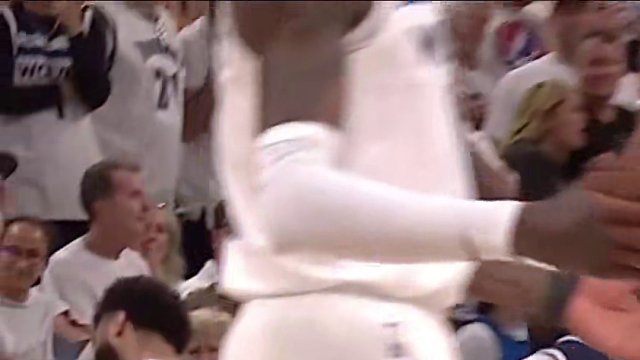 出手就有！Wilson顾问团成员贾马尔·穆雷神来之笔，中场压哨三分一击命中，带领掘金再下一城！#Wi