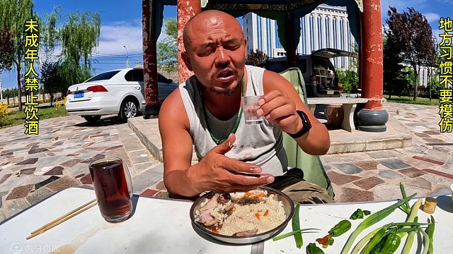 什么是大厨？只放盐能把饭菜做的喷喷香，只有沙大厨#户外美食 #手抓饭 #拒绝浪费 