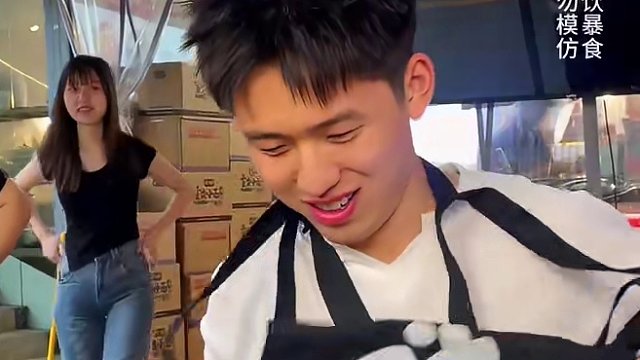 1米92神似李现的武汉大学生挑战1斤面，不愧是学体育的又高又能吃！