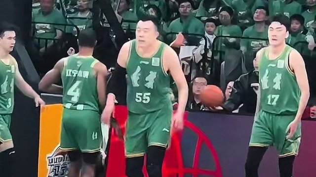 一次次拼抢地板球是老将对梦想的坚持！真的令人感动！加油我们的韩队！#韩德君