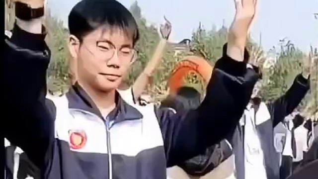 学校举办十八岁成人礼，孩子跪拜父母的养育之恩，#瞬间泪奔