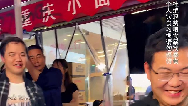 情绪稳定的可爱男生挑战15两小面，乐乐呵呵看到心情都好了#重庆小面 #重庆美食 #这一碗好过瘾