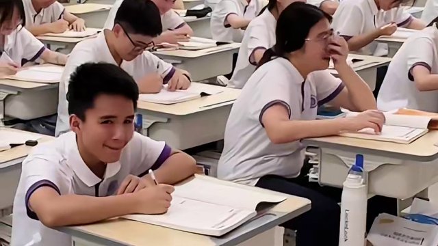 班主任给的惊喜出乎意料！ 在模拟测试中班主任把英语换成歌曲,同学的表情惊呆了！#高中生活 #高中 #