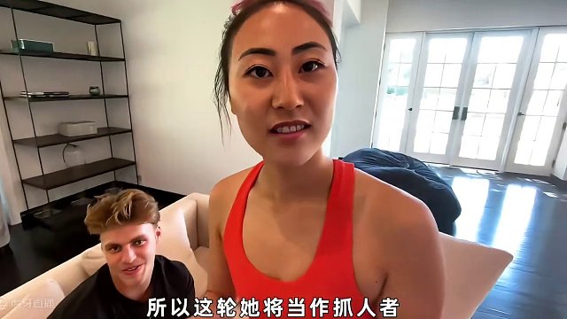 小伙只用一种颜色参加奇葩捉迷藏