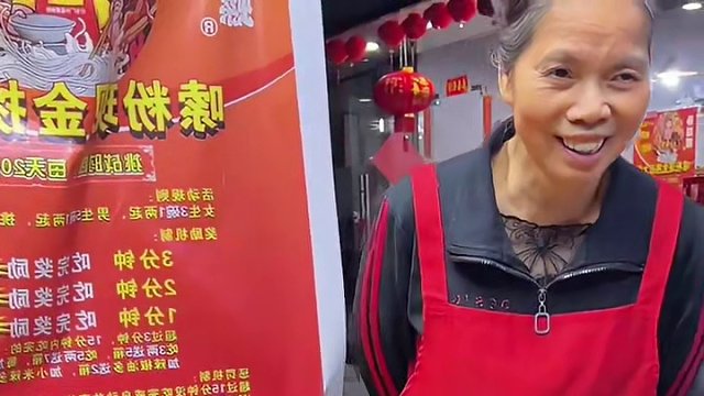 小伙子挑战10碗爆辣~你觉得他能挑战成功吗？#螺蛳粉