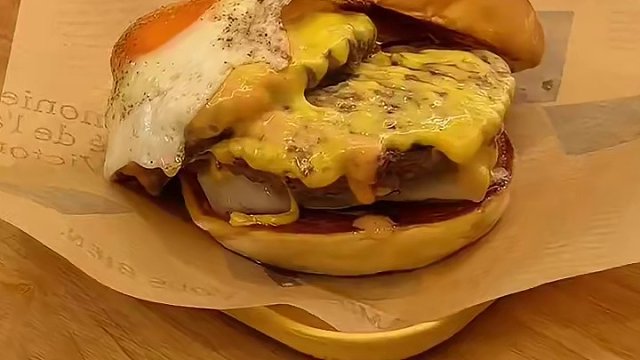 上海三家热门汉堡店测评来啦！来看看到底值不值？#上海美食 #上海 #汉堡 #艾特你的饭搭子请你吃