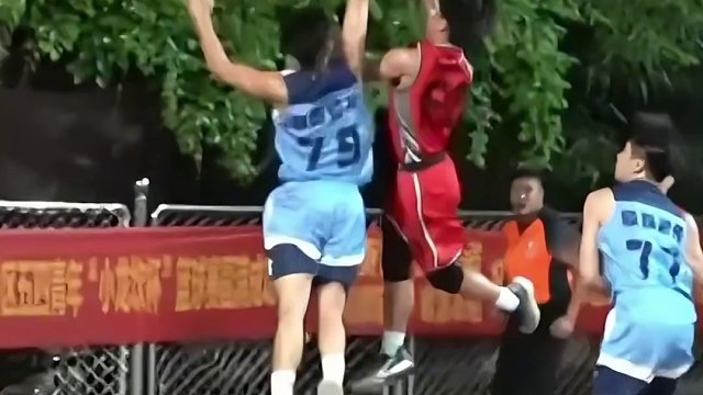 环江风味馆60号  都安球星 莫江流 
在面对广西青年队79号宜州最强新星卢珈名全力封盖
也能轻松躲