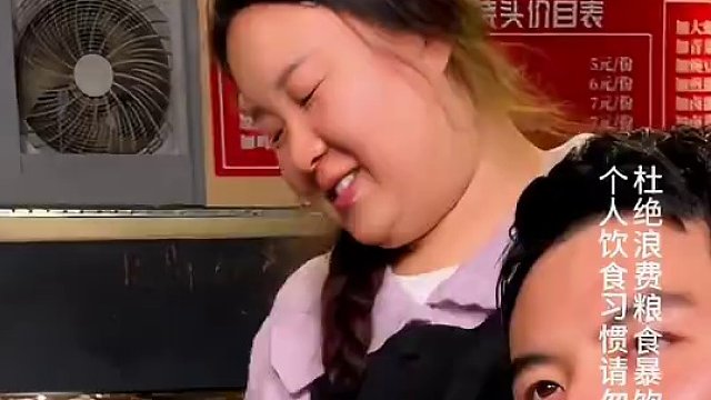 成都小伙来重庆旅游，站着挑战5两豌杂面！