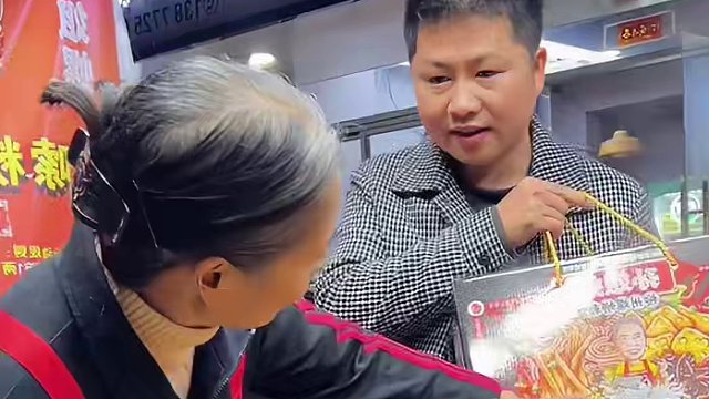 阿姨太大方了，竟让送粉丝螺蛳粉！#螺蛳粉