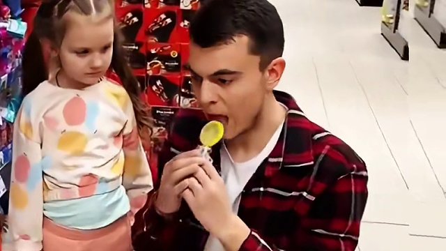 父女在超市偷吃棒棒糖，这做法简直太奇葩了！ #搞笑视频 #搞笑配音 #搞笑