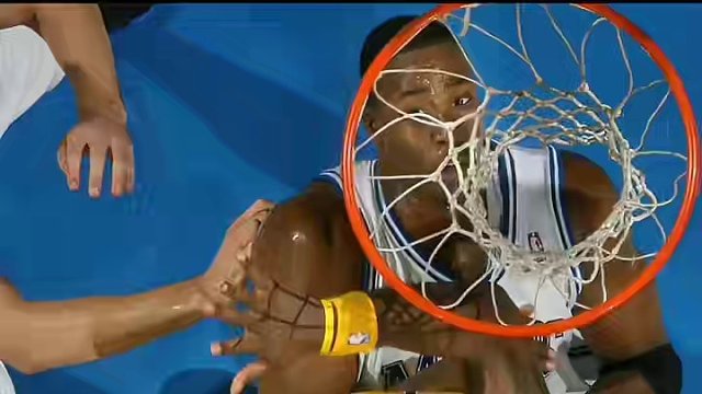 篮球名场面 — 小奥尼尔与魔兽霍华德篮下肉搏瞬间