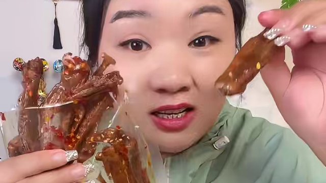 每一根鸭翅裹满了辣油和芝麻！香香辣辣的，肉质紧实有嚼劲！#鸭翅#湖南特产美食#追剧小零食推荐