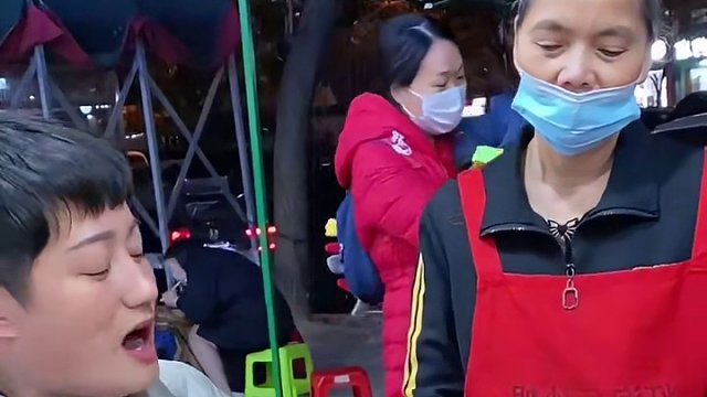 广东美女连续两天挑战阿姨~今天挑战4两·，你觉得他能挑战成功吗？#螺蛳粉