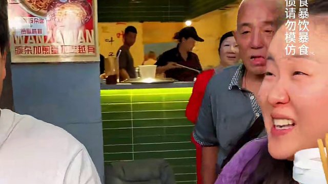 重庆小伙带了一大袋冰来挑战2斤小面，太牛了！#重庆小面 #这一碗好过瘾 #妈呀太香了