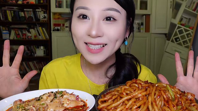 爆辣新疆炒米粉、凉拌蹄花、整个榴莲！ 爆辣新疆炒米粉、凉拌蹄花、整个榴莲！独食的快乐无可替代，今天直