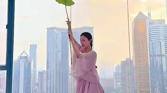 《入莲间》端午节集训等宝子们来学！
好喜欢这个舞的清爽和仙气～
原创：以霖舞蹈
#成人零基础舞蹈培训