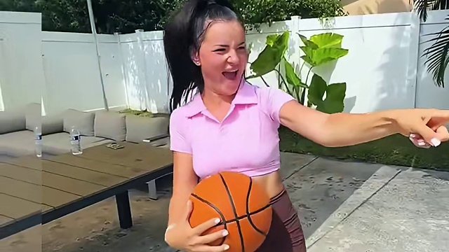 夫妻玩篮球出现奇葩事，结局真是万万想不到！ #搞笑视频 #搞笑配音 #搞笑