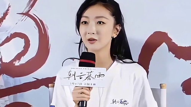 周冬雨全新造型令人眼前一亮