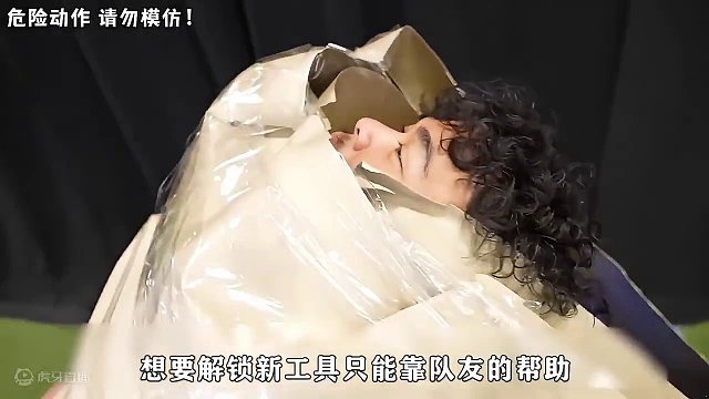 男人挑战逃出纸张牢房