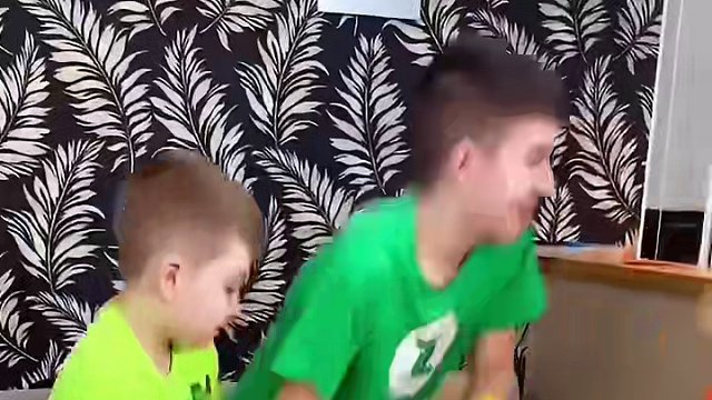 彩色米尺手环玩出新花样，这一家人可真会玩！ #玩个很新的东西 #吃货的迷惑行为 #整蛊玩具 #有趣的