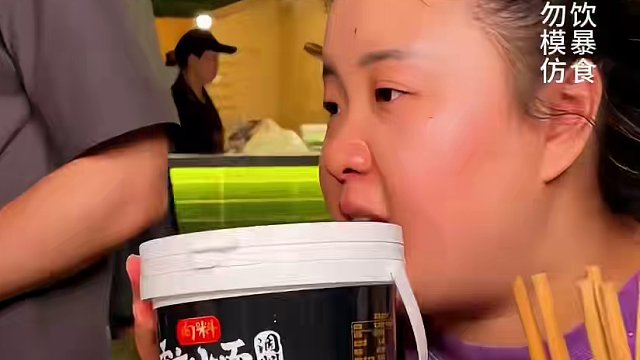 帅哥从辣得笑升级到辣得跳，说吃辣没有感觉？惊呆围观群众！#重庆小面 #重庆美食 #这一碗好过瘾