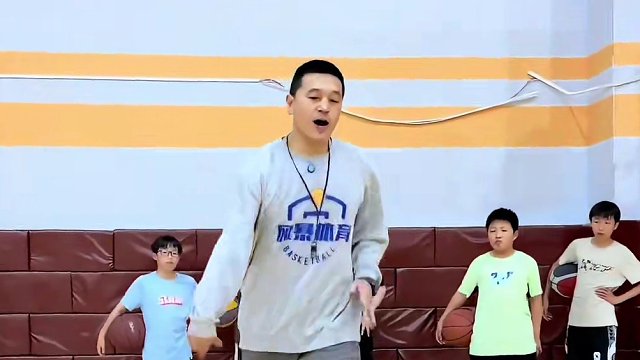 #篮球 #日常训练 #一分钟干货教学 
跳跃式运球步衔接节奏
｜原地炸球单腿跳跃
｜行进间跳跃式运球