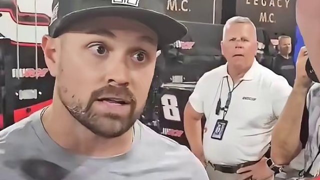 Kyle Busch和Stenhouse赛后大打出手【NASCAR北威尔克斯堡全明星赛】
起因是：S